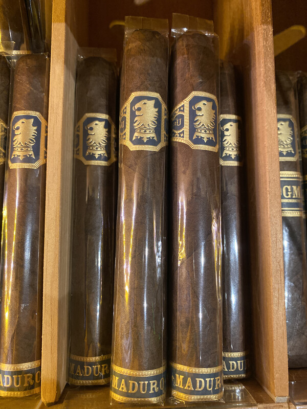 DE Undercrown Maduro Gran Toro, 25&#39;s