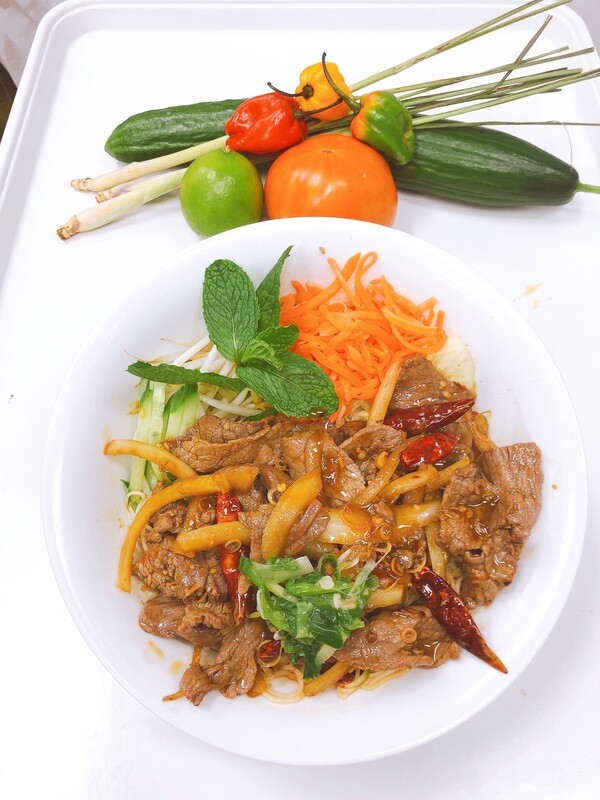 407- Stir Fried Beef with Lemon Grass and Hot Pepper on Vermicelli