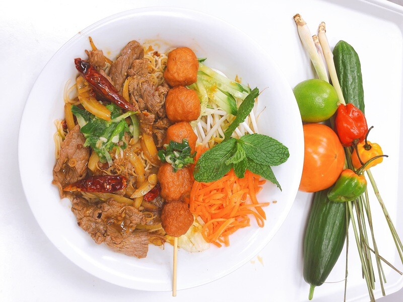 405- Stir Fried Beef with Lemon Grass and Hot Pepper on Vermicelli (Plus One Item)