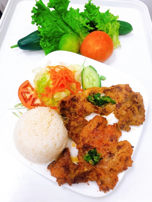 517- Grilled Pork Chop, and Grilled Chicken with Steamed Rice