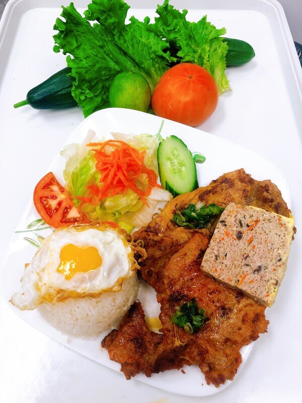 515- Grilled Pork Chop, Grilled Chicken, Steamed Egg, and Fried Egg on Steamed Rice