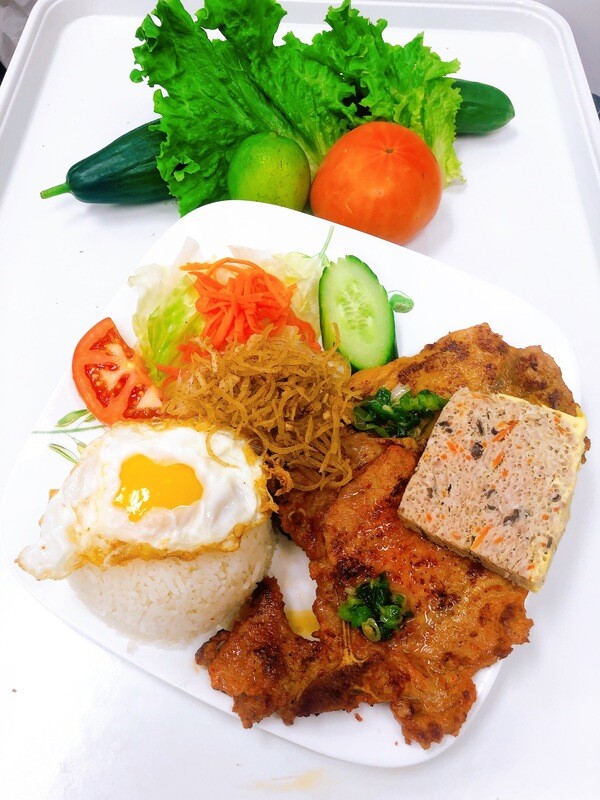 516- Grilled Pork Chop, Grilled Chicken, Shredded Pork Skin, Steamed Egg, and Fried Egg on Steamed Rice