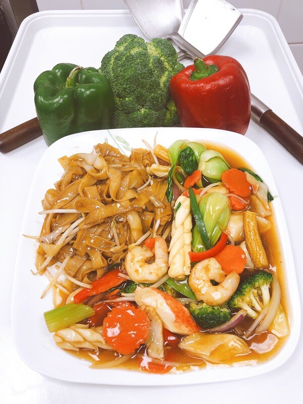 805- Stir Fried Rice Noodle mix Vegetables with (Option)