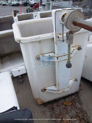BUCKET, MOUNTING PIN ON DIGGER CRANE TEREX