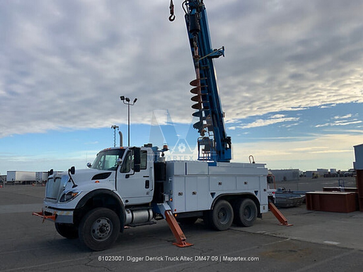 DIGGER DERRICK TRUCK ALTEC DM47