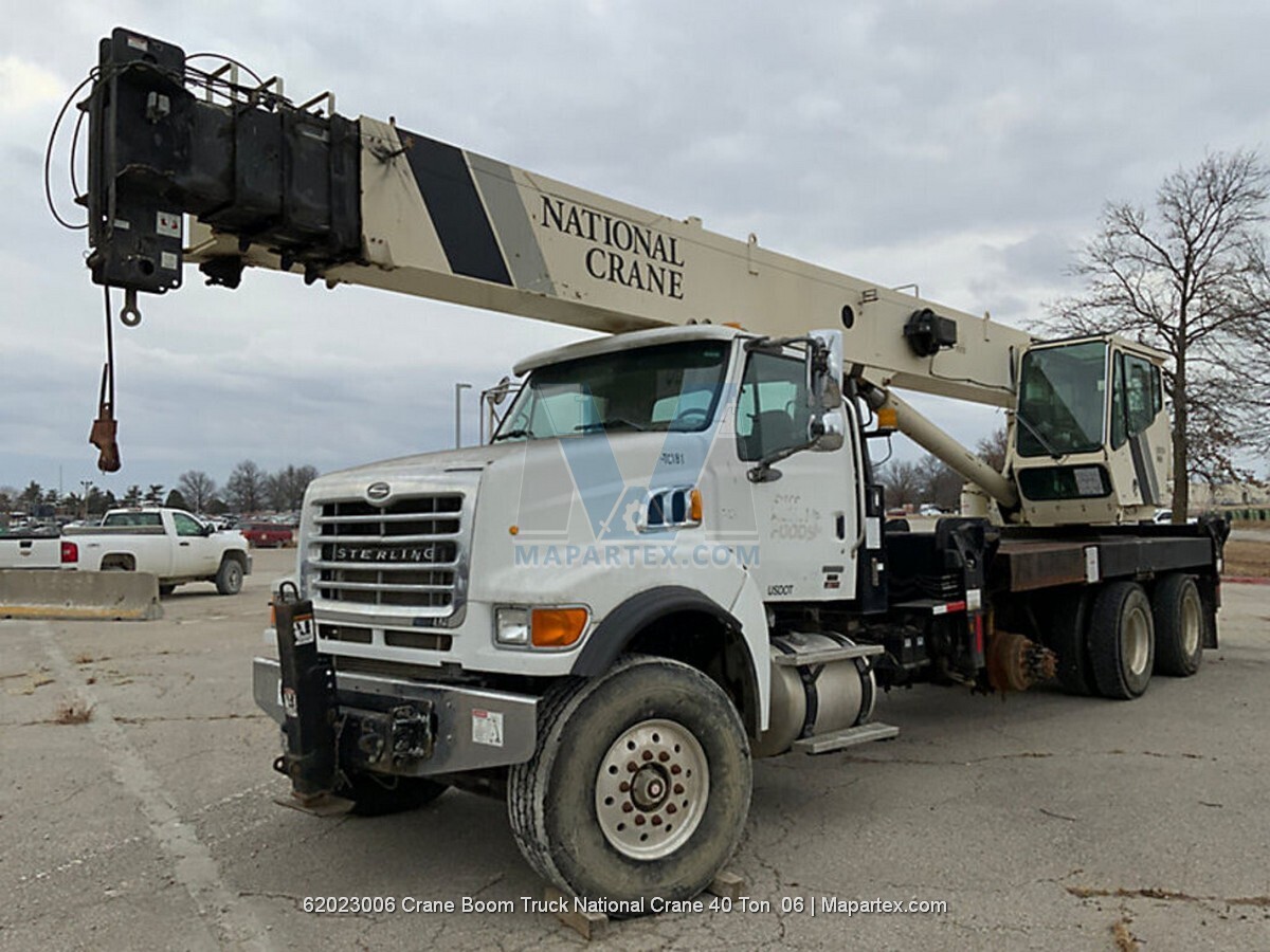CRANE BOOM TRUCK NATIONAL CRANE 40 TON
