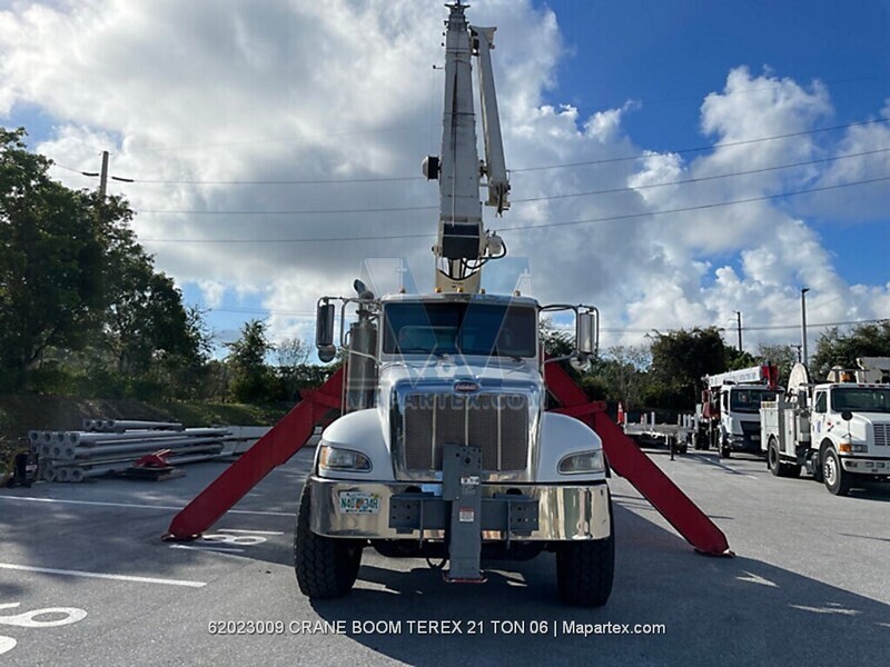 CRANE BOOM TRUCK TEREX CRANE 21 TON