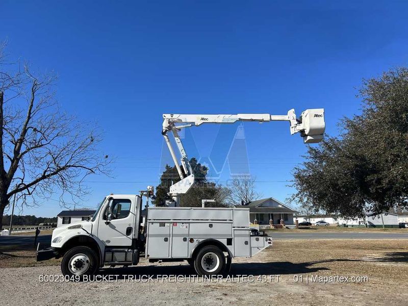 BOOM LIFT TRUCK FREIGHTLINER ALTEC AT37G 43 FT