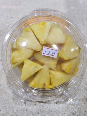 Freshly Cut Pineapple (Snacking Tub)