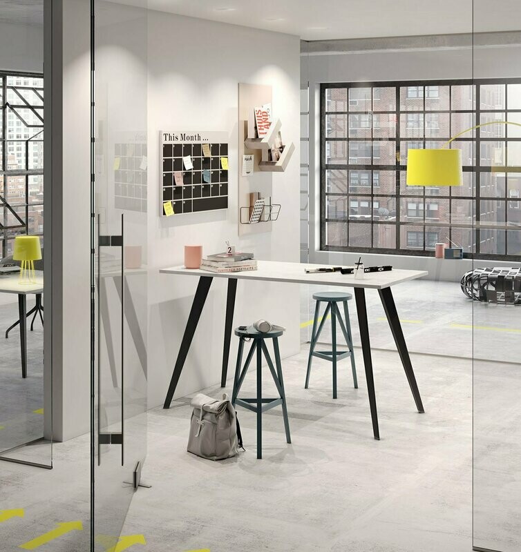 Hochtisch mit 3-Kant Gestell Hochtisch mit 3-Kant Gestell