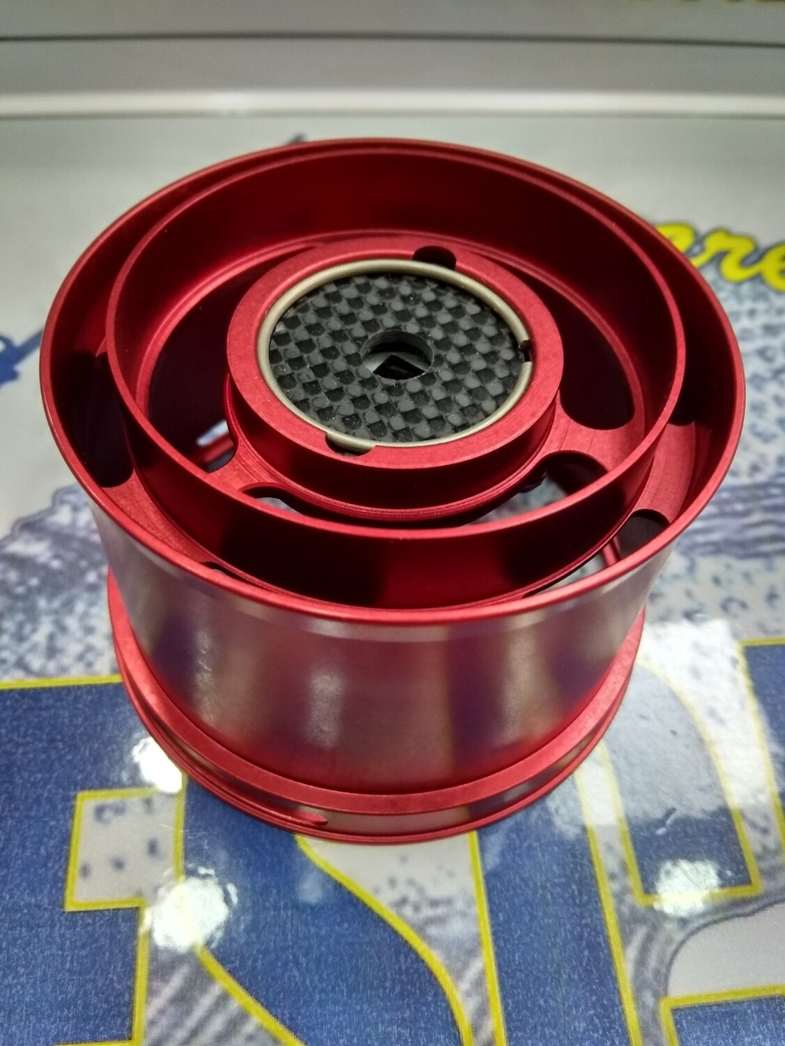 Bobina Turkana Aluminio - Freno Carbono - Color Rojo - Serie XSD/KISU - Tapón Pequeño 