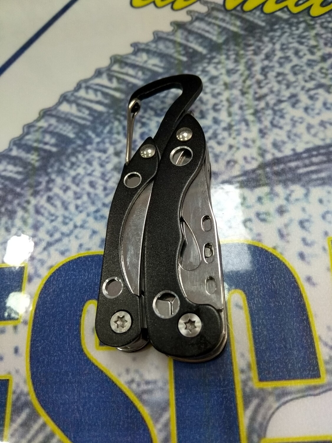Herramienta Multiusos (cuchillo, enganche, destornilador, alicates,etc)