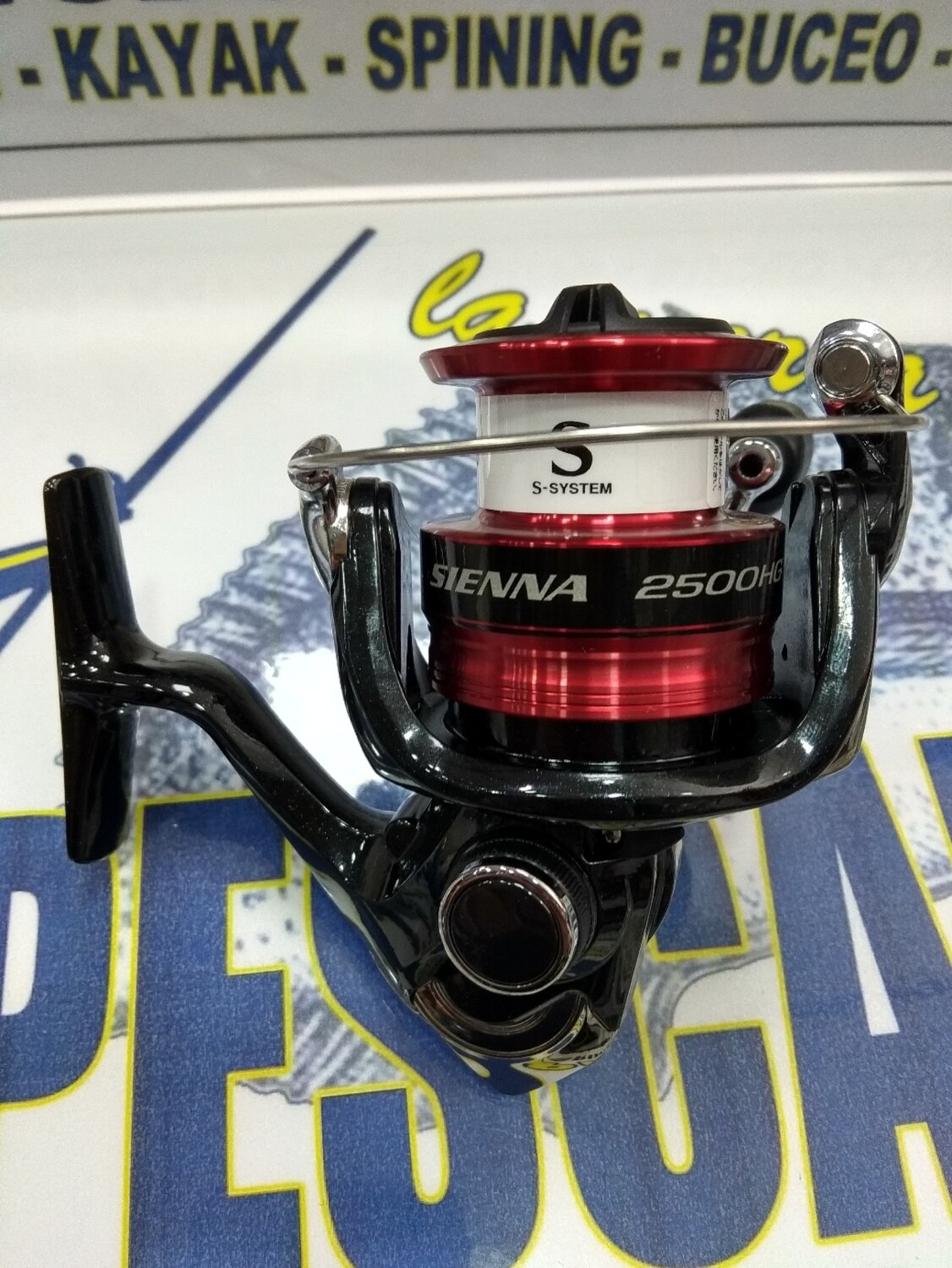 Carrete Shimano Sienna 2500HG / 6.2:1 / 4Kg Freno / 250Gr / 3+1 Ball / 88cmV / 232647