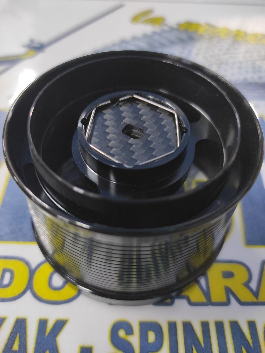 Bobina Rely Aluminio - Perfil Fino CONICA - Freno Carbono - Tapón Pequeño - Negra