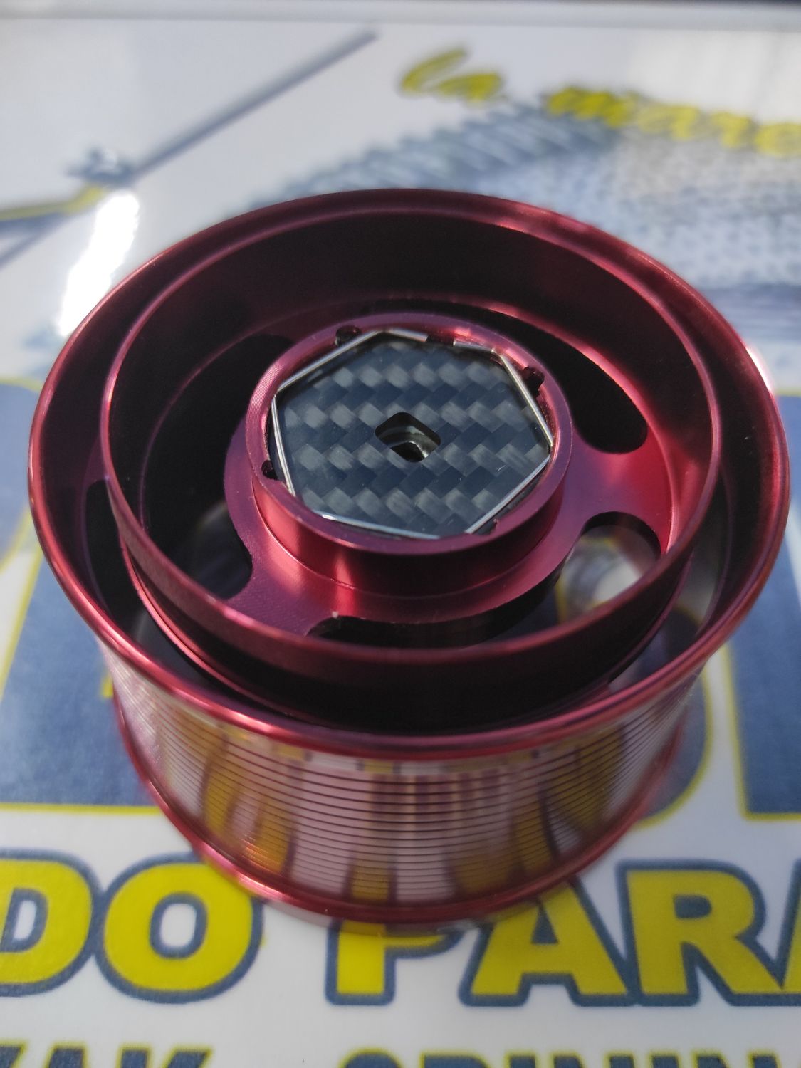 Bobina Rely Aluminio - Perfil Fino CONICA - Freno Carbono - Tapón Pequeño - Cereza