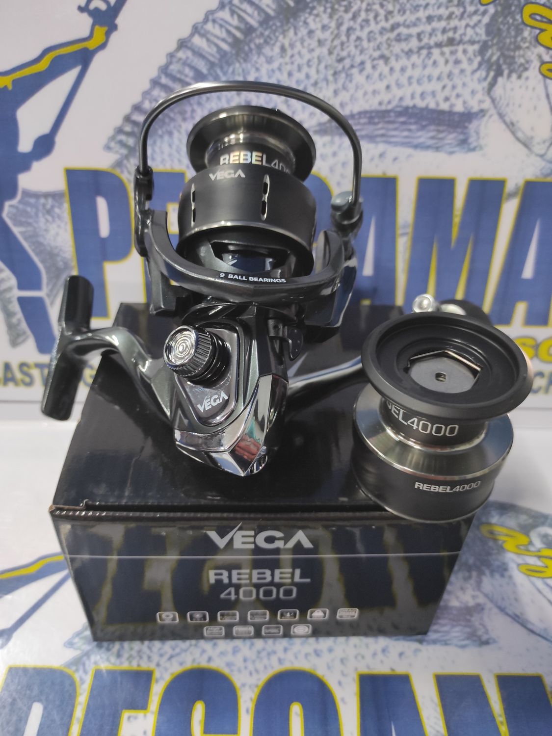 Carrete Vega REBEL 4000 / 2 Bobinas / Ro9 / Ra5.5:1 / Vu85Cm / Peso 283Gr / Frenó 8Kg / 147149