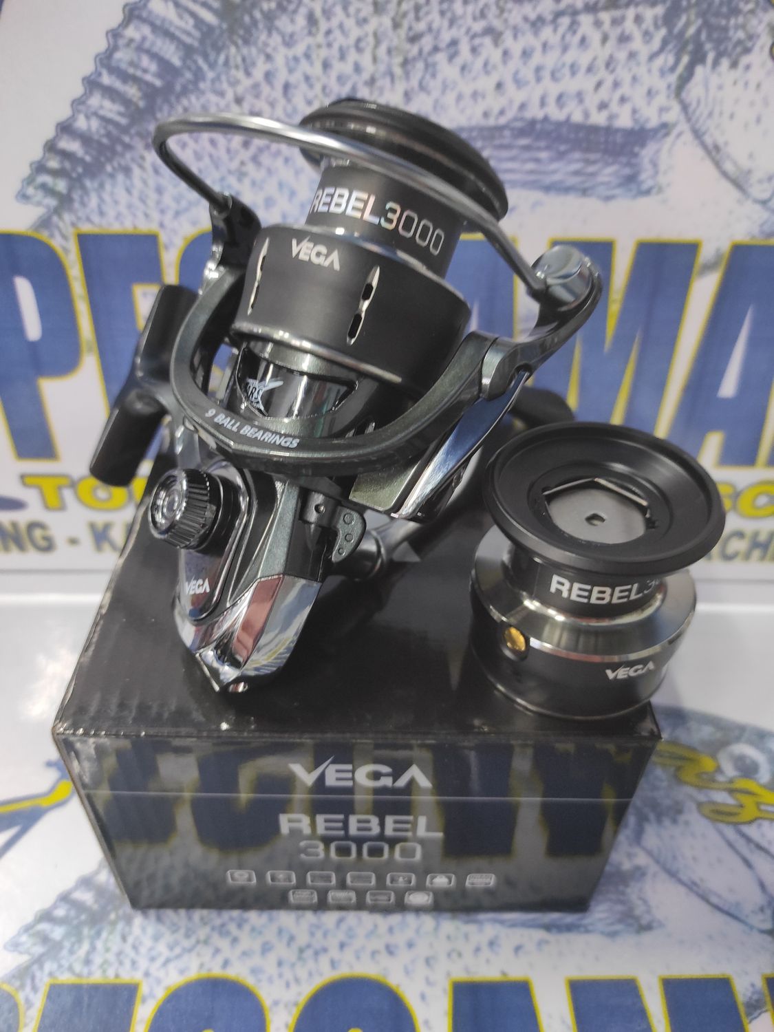 Carrete Vega REBEL 3000 / 2 Bobinas / Ro9 / Ra5.5:1 / Vu80Cm / Peso 258Gr / Freno 7Kg / 147132