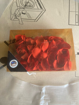 Boîte pétales de roses rouge