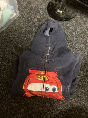 Pull à capuche H&M motifs cars taille 122-128 Pull à capuche H&M motifs cars taille 122-128