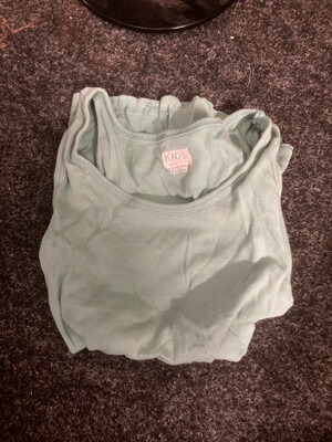 T-shirt sans manche kids essentials vert taille 134-140 T-shirt sans manche kids essentials vert taille 134-140
