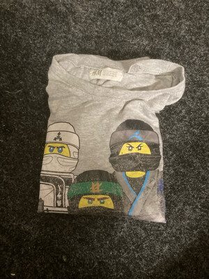 T-shirt H&M gris motifs Ninjago taille 122-128 T-shirt H&M gris motifs Ninjago taille 122-128