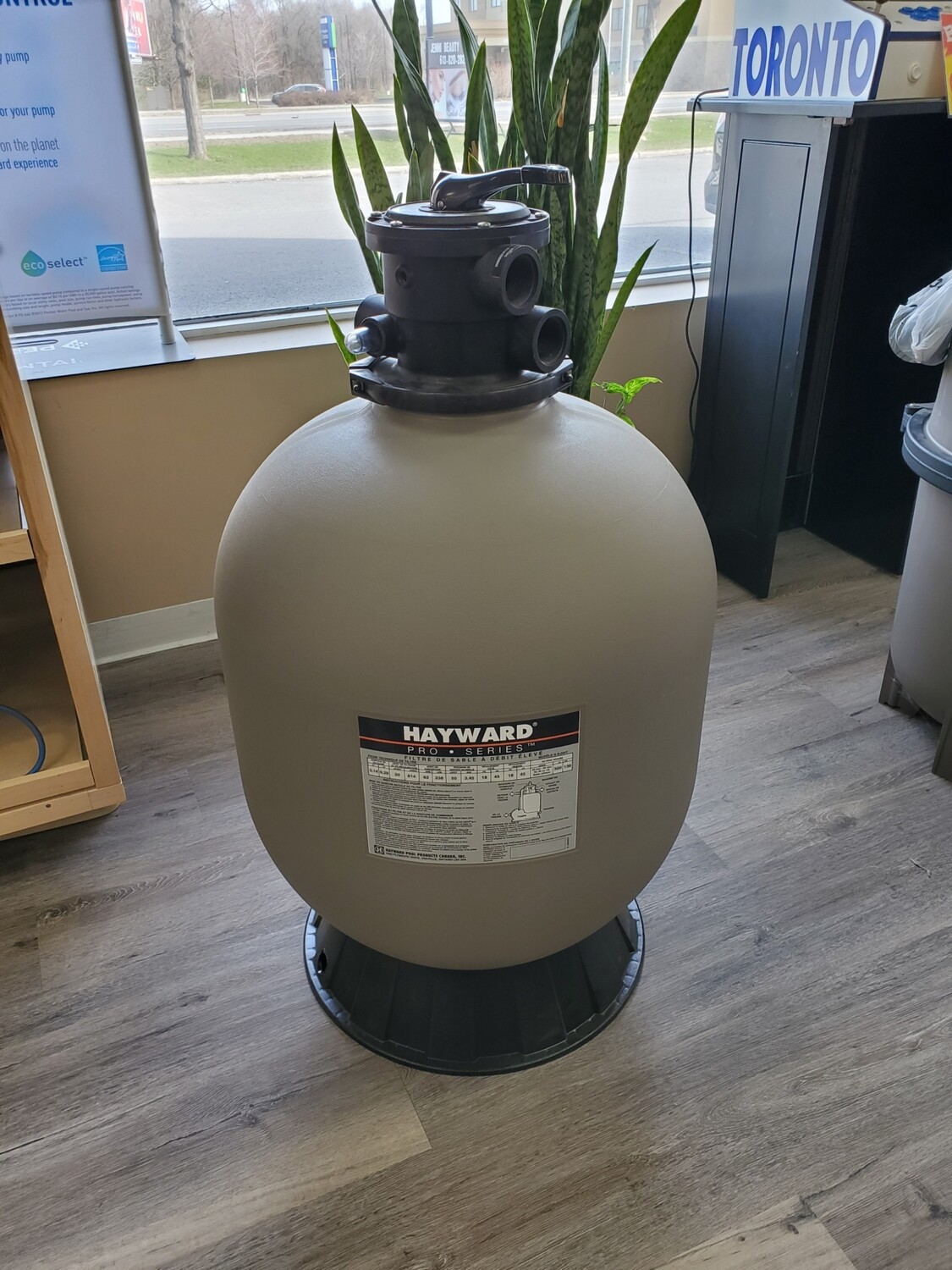 22IN HAYWARD SAND FILTER WITH 1.5 VALVE - 250LBS