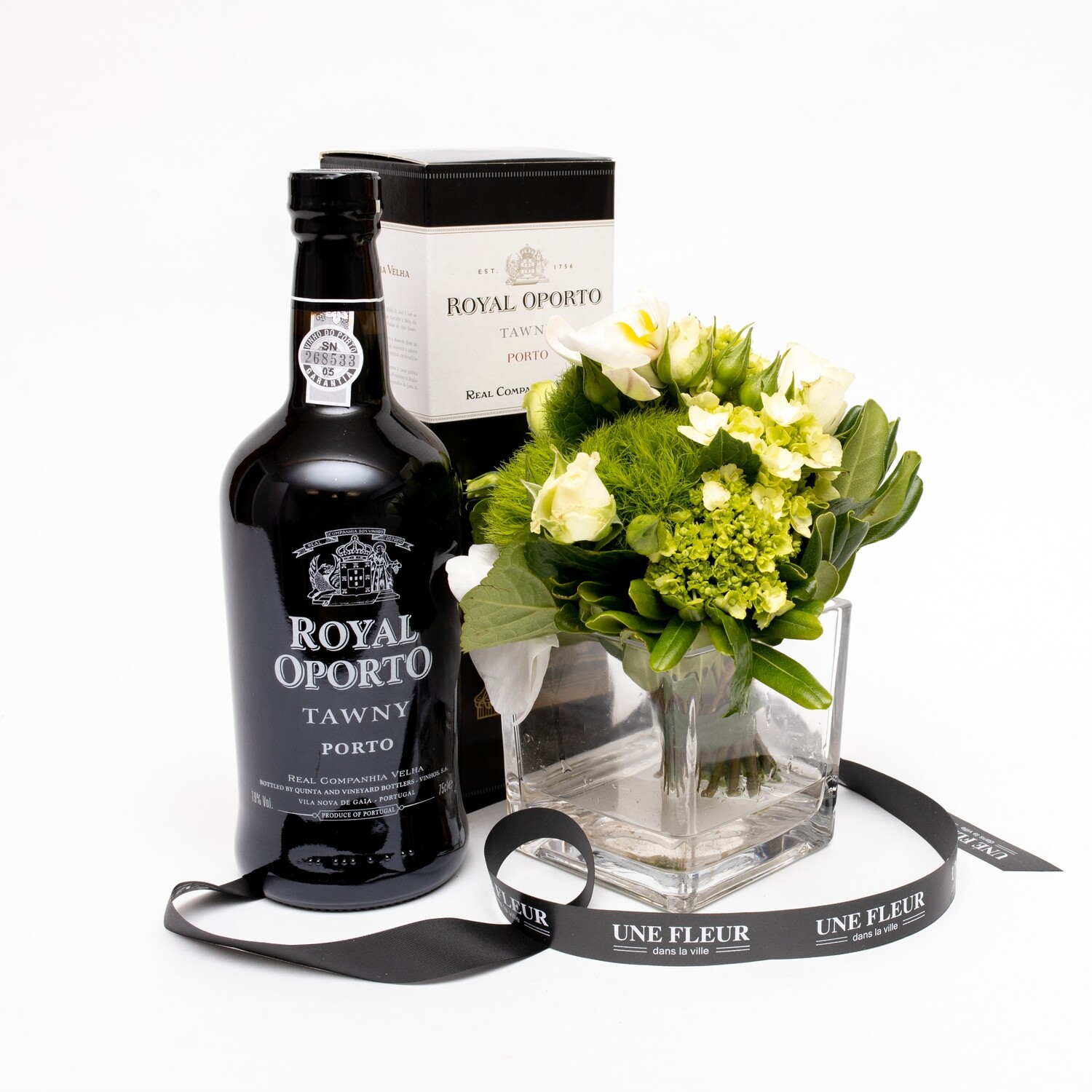 Arranjo floral em vaso com uma garrafa de vinho do porto Tawny Royal Oporto Arranjo floral em vaso com uma garrafa de vinho do porto Tawny Royal Oporto