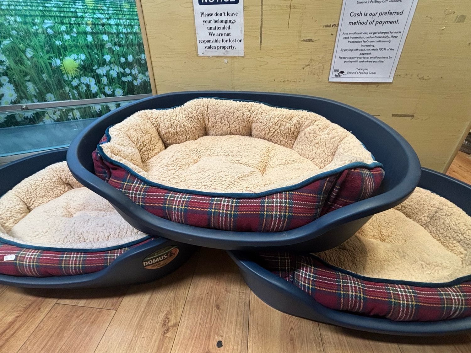 Plastic Domus Dog Bed With Woof Purr M/L Dog Bed
