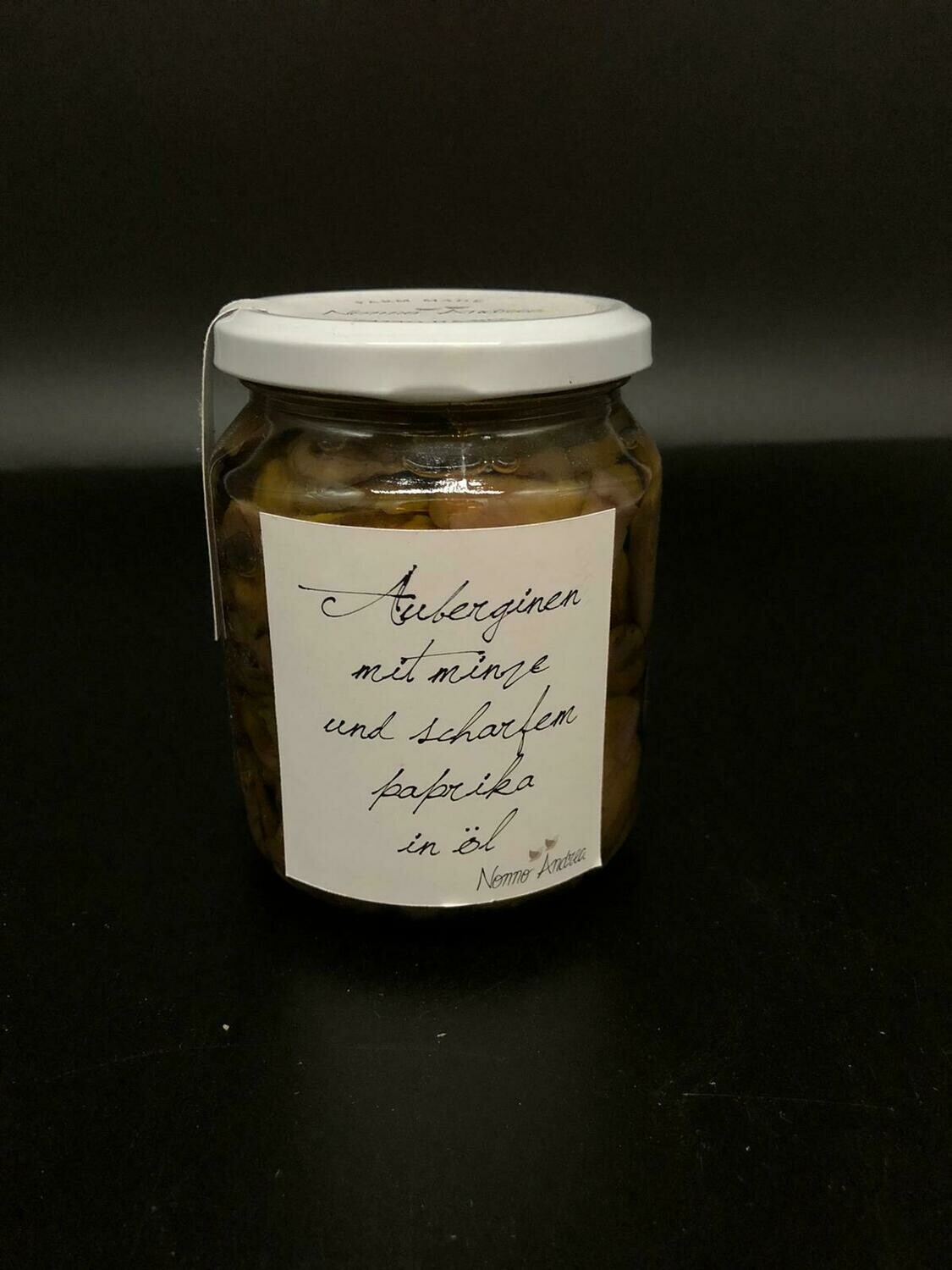 Auberginen mit Minze und scharfem Paprika in Öl Auberginen mit Minze und scharfem Paprika in Öl