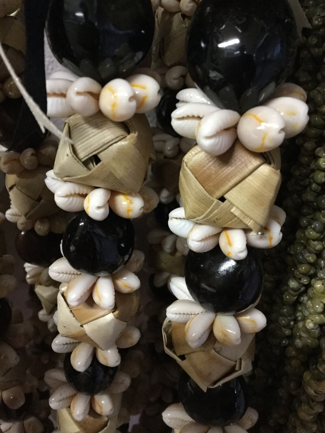 Kukui Lauhala Shell Lei - Black