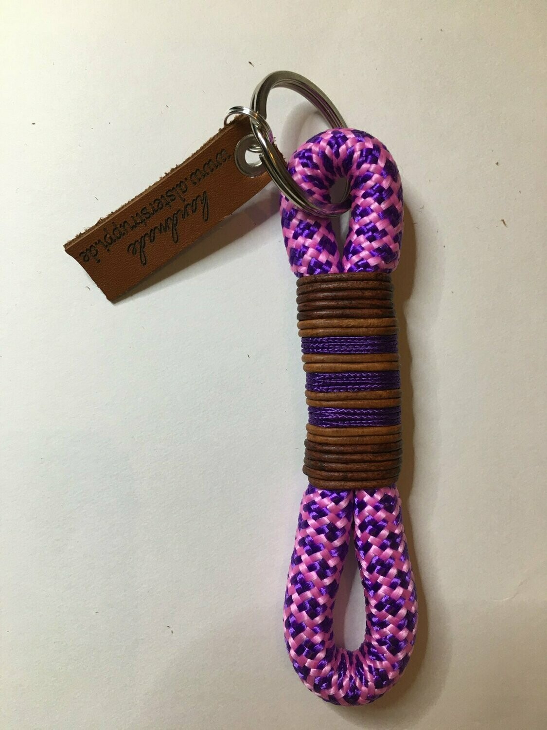 Schlüsselanhänger lila rosa aus Tau mit Leder