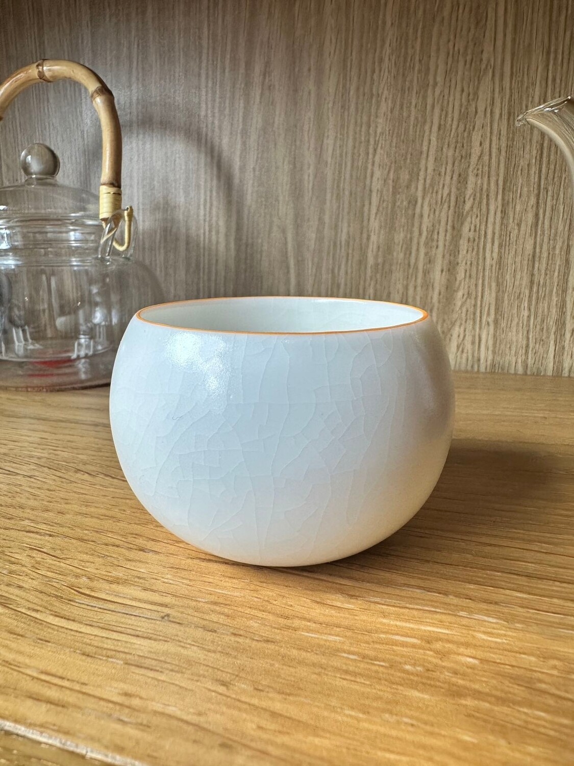 Tasse blanche à glaçure craquelée