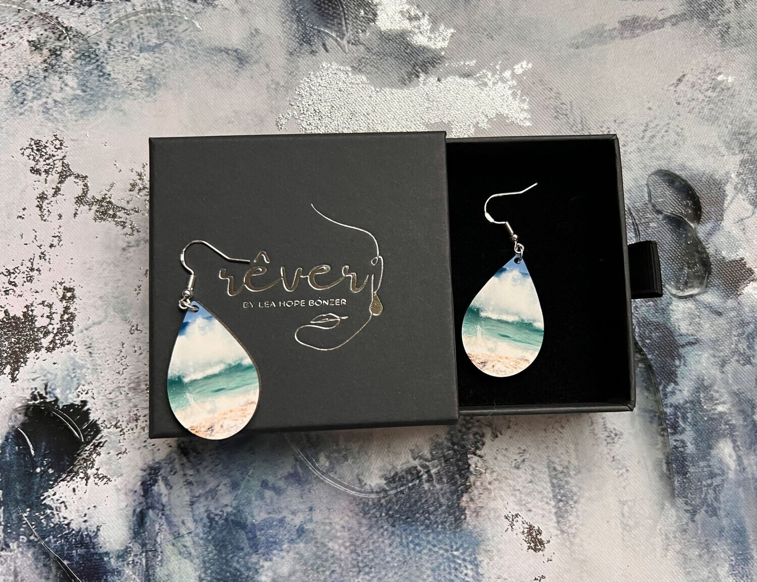 divulge ~ dangling earrings