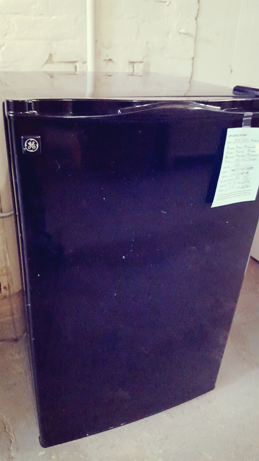 GE mini-fridge, black (P)