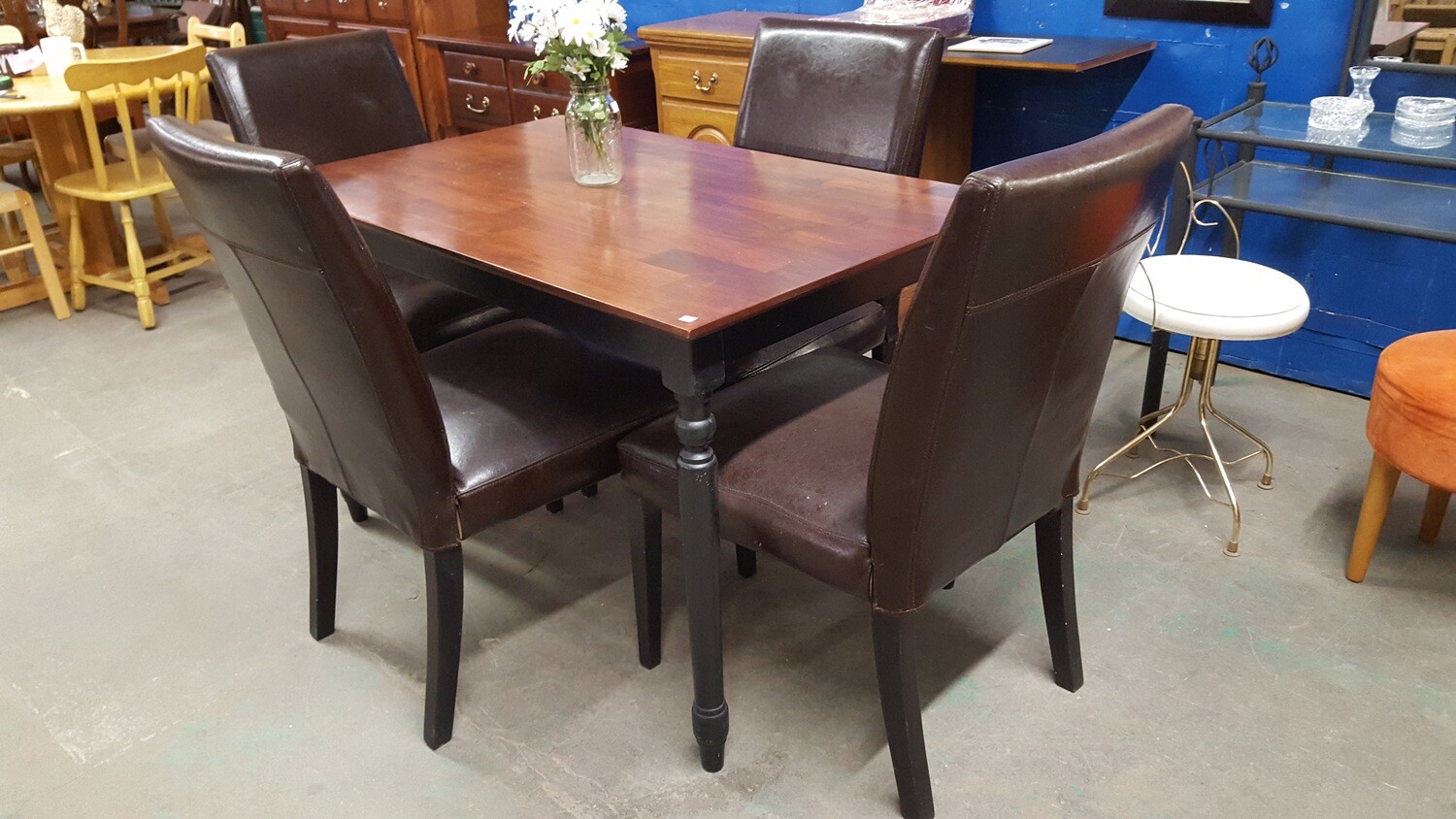 Brown &amp; black Table, 4 Chairs (P)