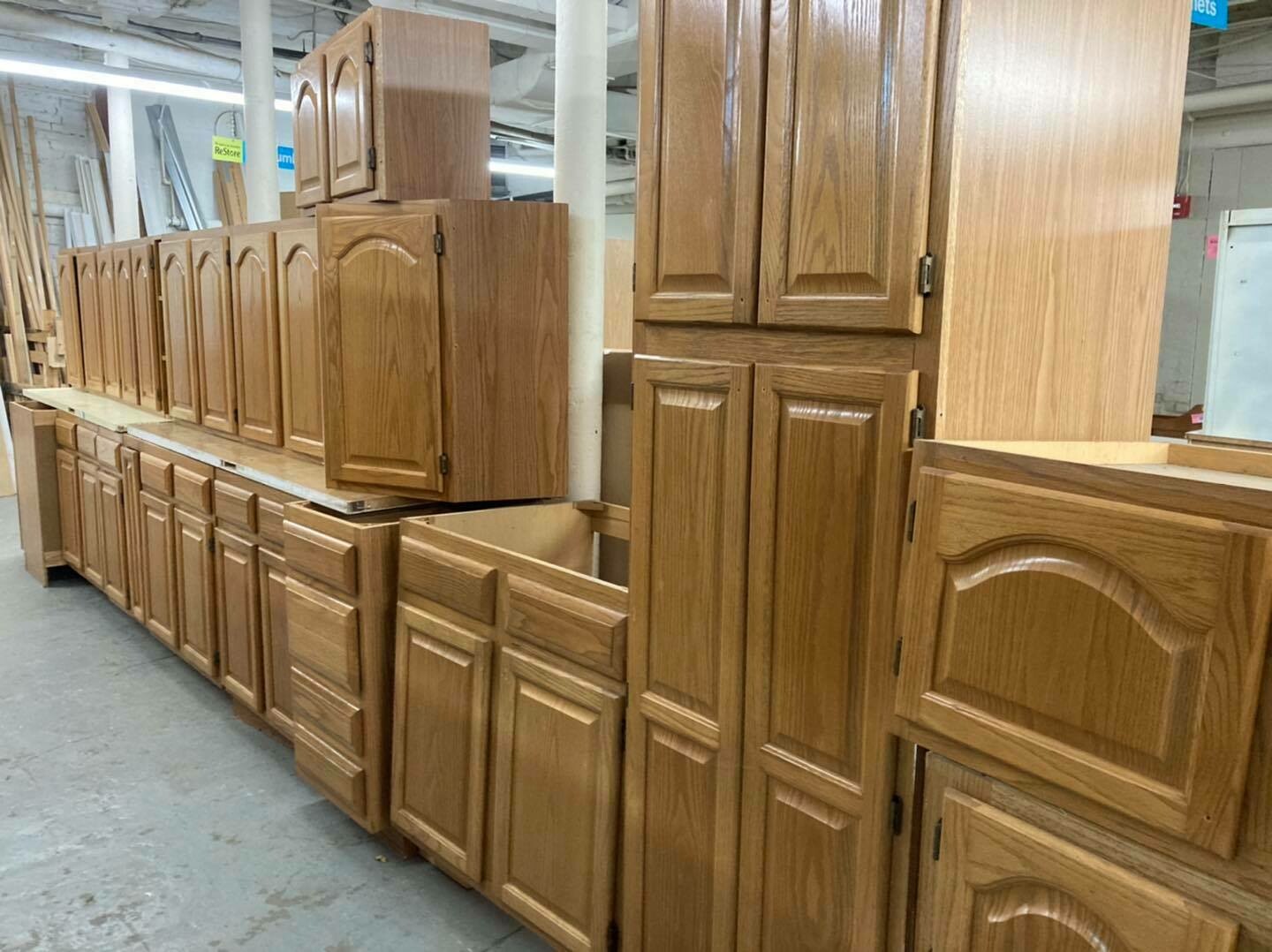 Oak Cabinet Set with Pantry (p)