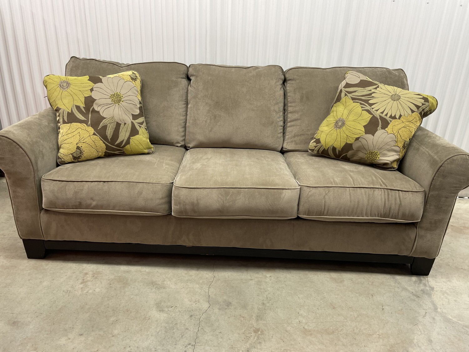 Rowe Sofa with accent pillows, like new! #2118