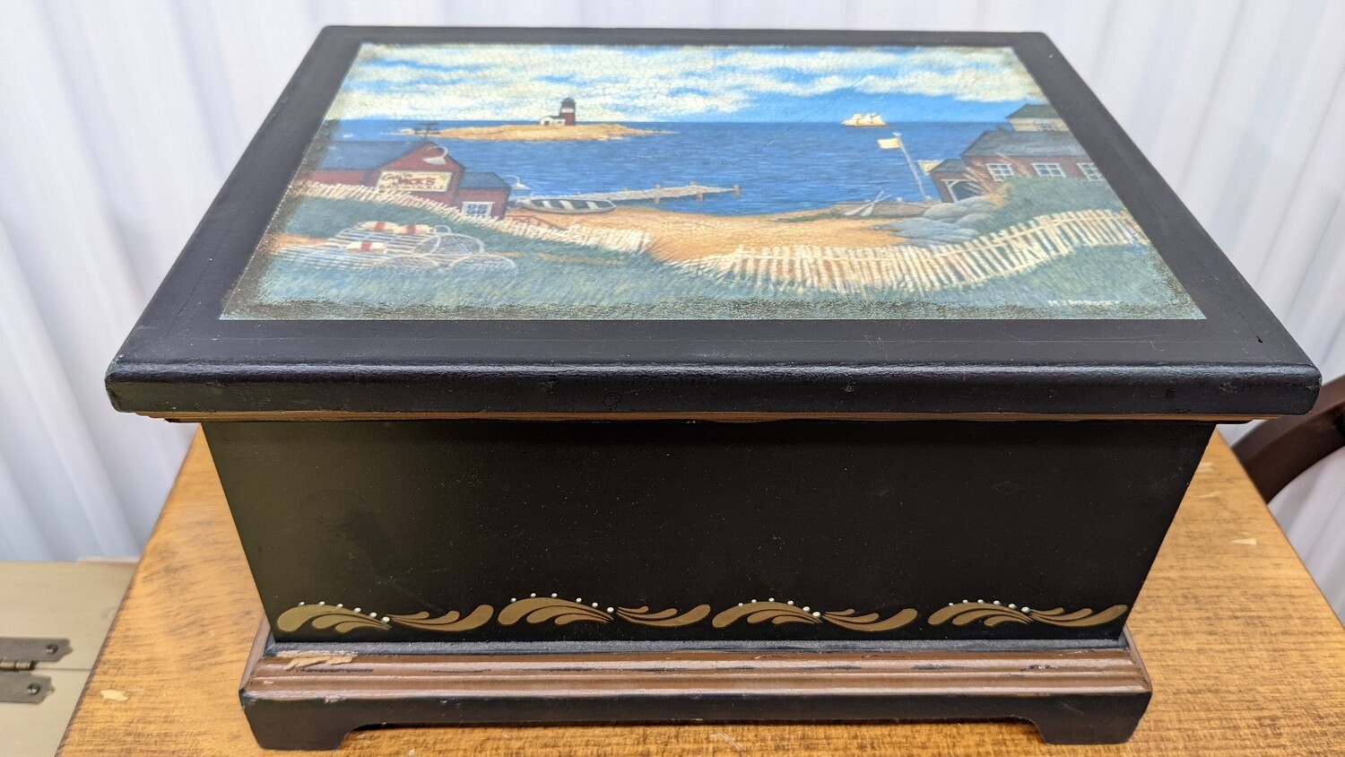 Small storage box with Lighthouse scene #2314