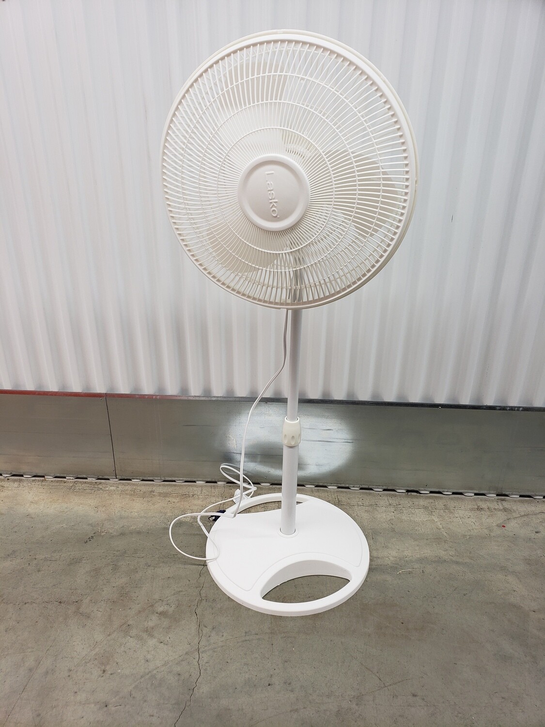 Lasko Oscillating Pedestal Fan, white #2109