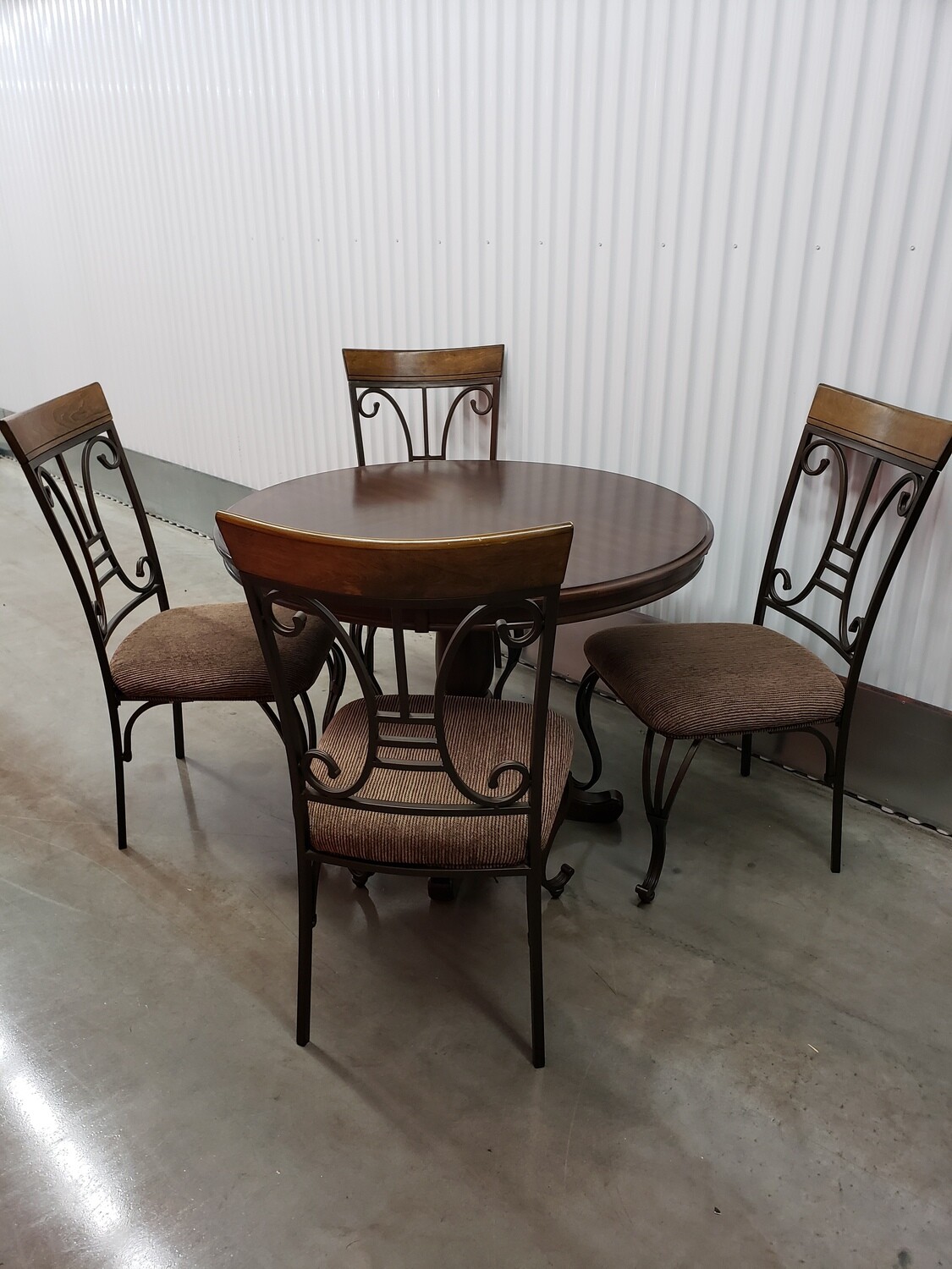 Kitchen Pedestal Table w/ wrought iron chairs #2324