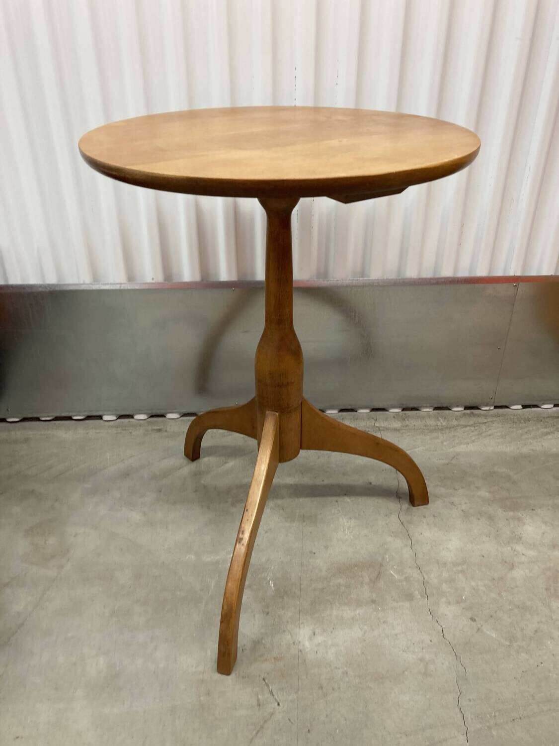 18" Round Pedestal Table, maple #2213