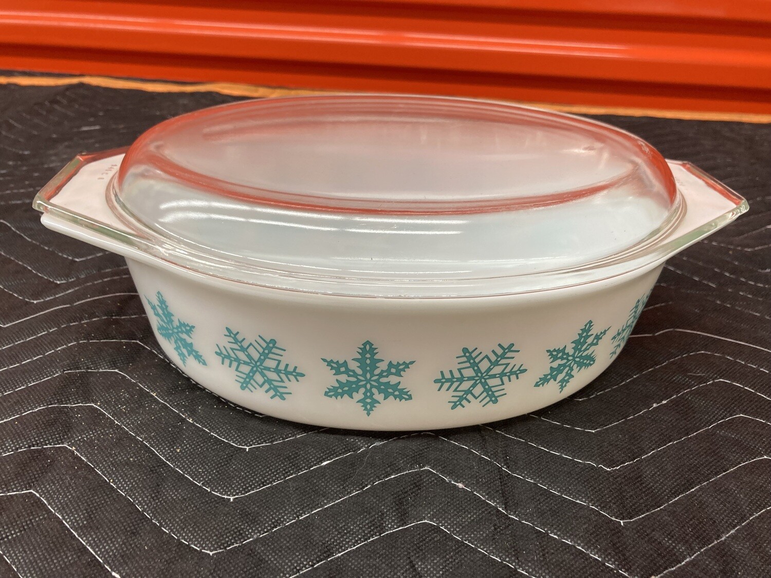 Vintage, Rare! Pyrex Turquoise 2 quart casserole "Snowflake" #2314