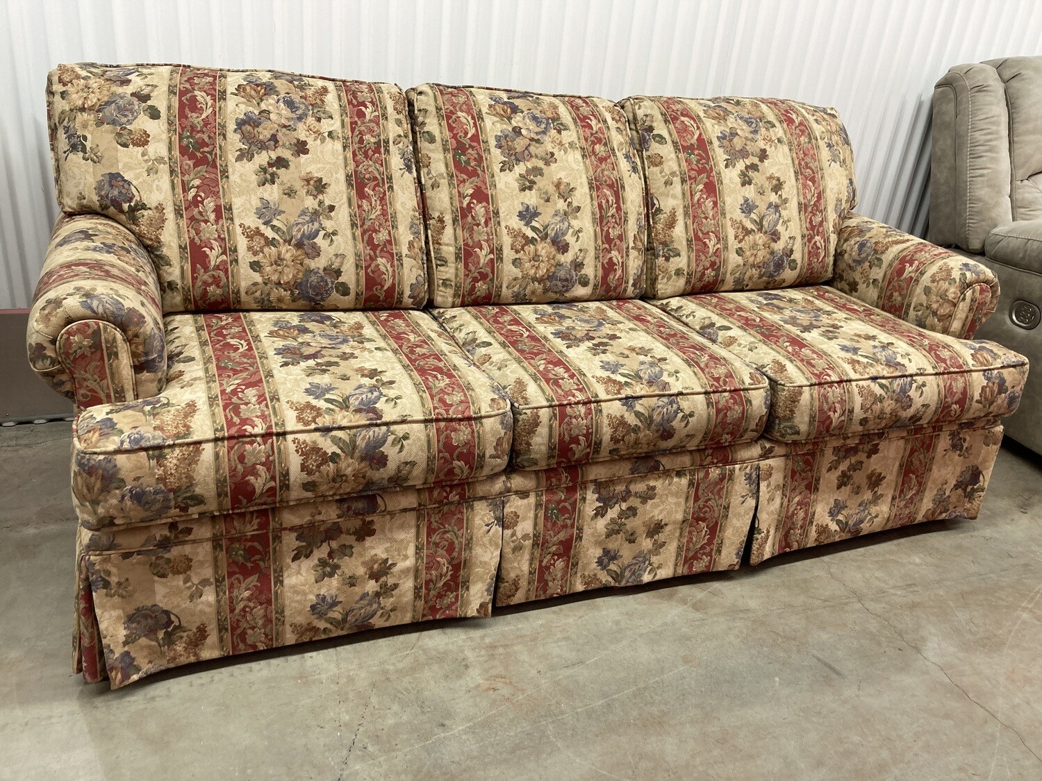 Floral Sofa, Hickory Hill 2133 ** to family 5/4/23
