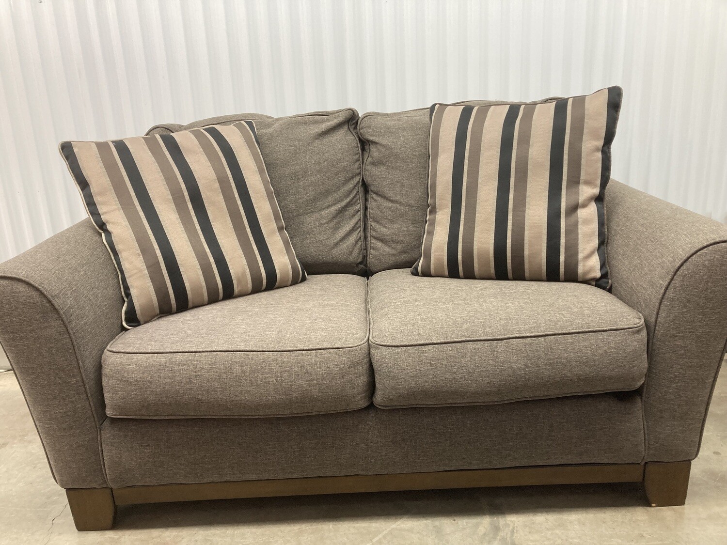 Ashley Furn. Loveseat, Taupe - beautiful! #2322 ** MOVED TO FAMILY 1/31/24