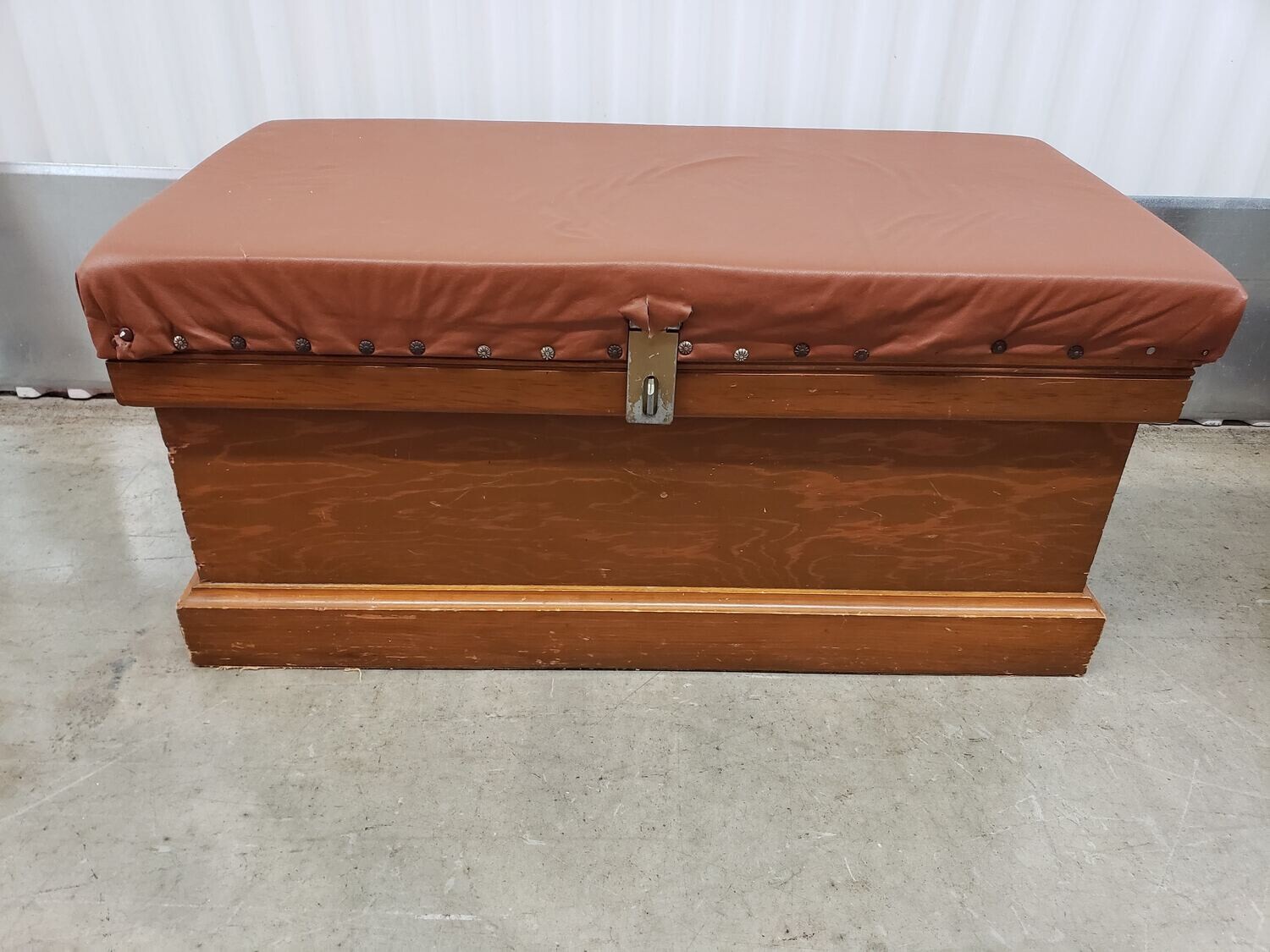 Storage Bench, vinyl seat, DIY project! 2118