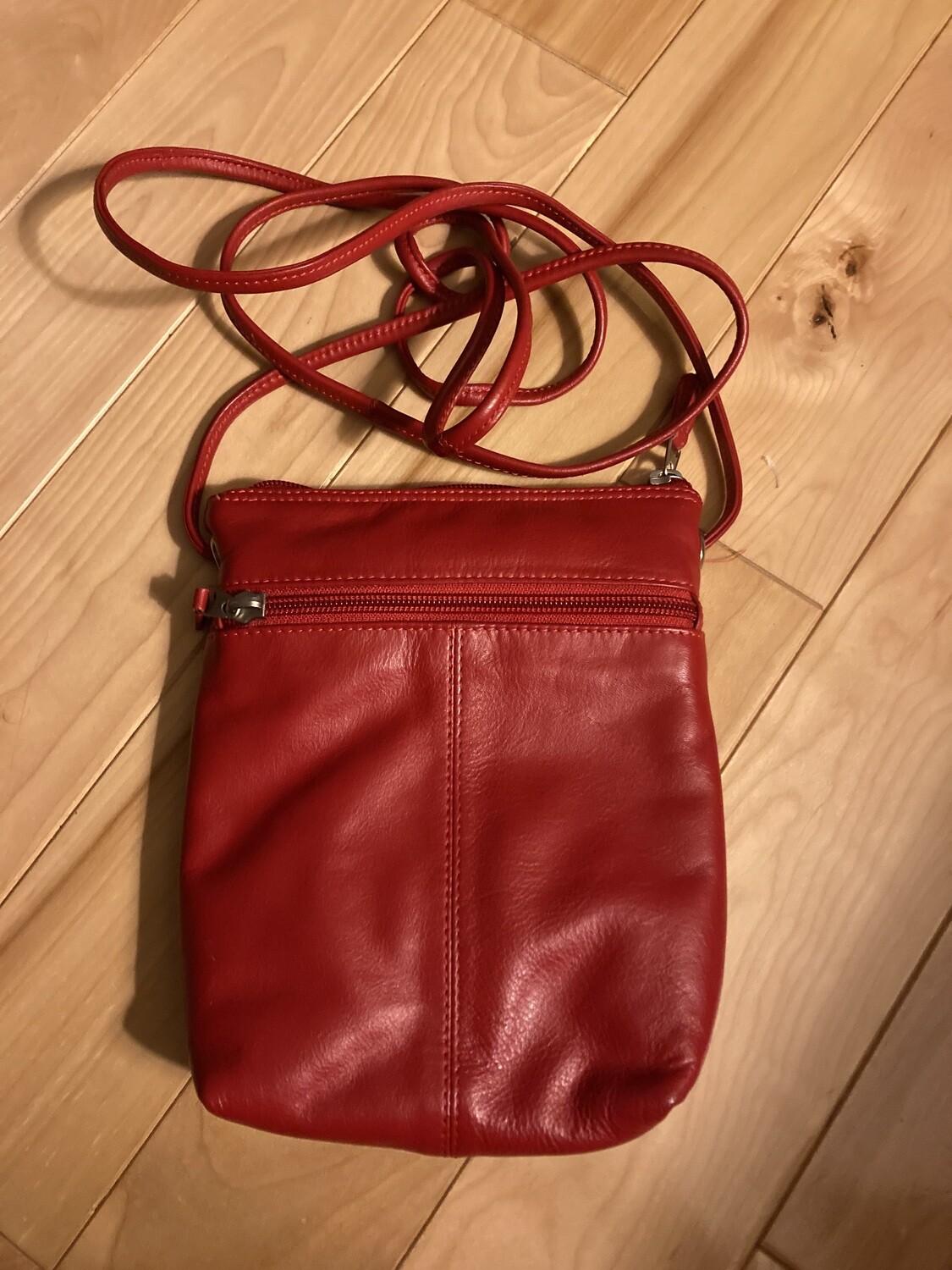 Like new! iLi red purse (HB119) #2314 ** 4 mos. to sell, 20% off