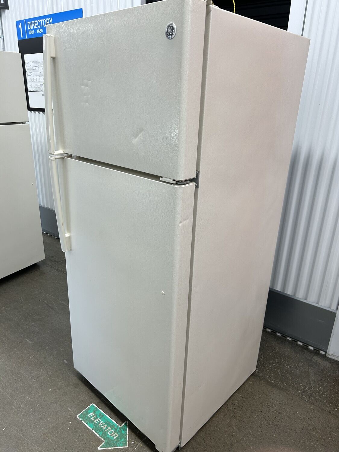 GE Refrigerator, top freezer, beige, SN 818934 #1172