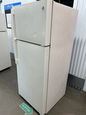 GE Refrigerator, top freezer, beige, SN 818934 #1168
