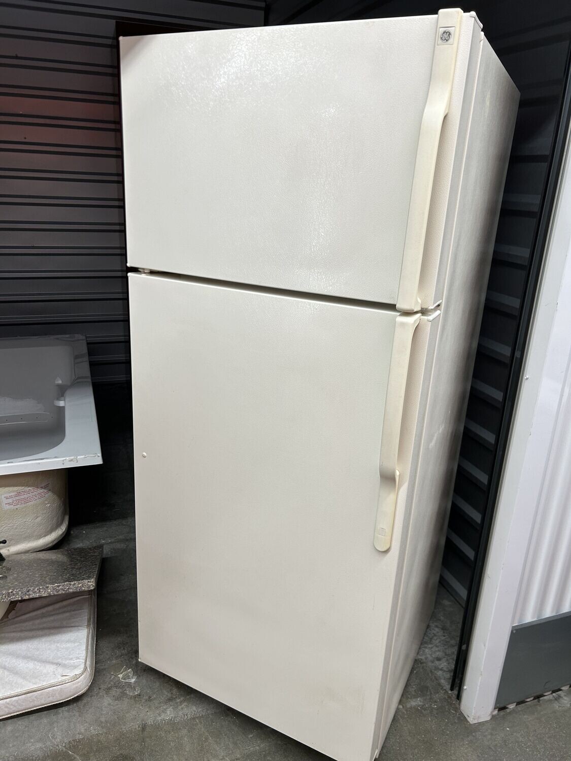 GE Refrigerator, top freezer, beige, SN 773495 #1172