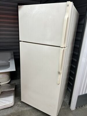 GE Refrigerator, top freezer, beige, SN 773495 #1168